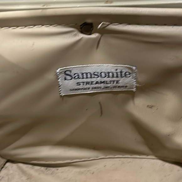 Vintage Samsonite train case carry-on cosmetics case. - Picture 13 of 15